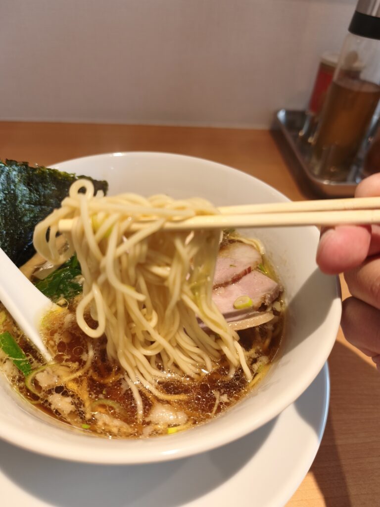 中華そば 馨の生姜醤油ラーメン麺リフト