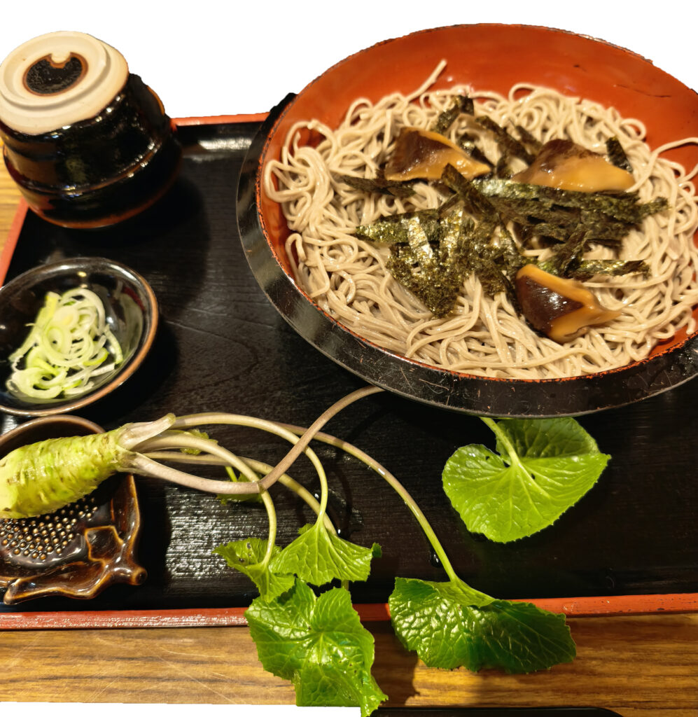 冷たいざる蕎麦の上に甘辛く煮たしいたけが乗った名物・元祖天城そば