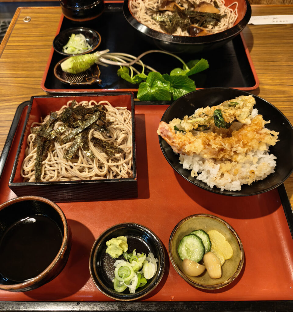 キリッと冷えたざるそばと、揚げたての海老半天丼のセット