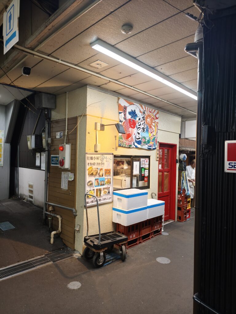 「牡蠣小屋 ろっこ」の外観。