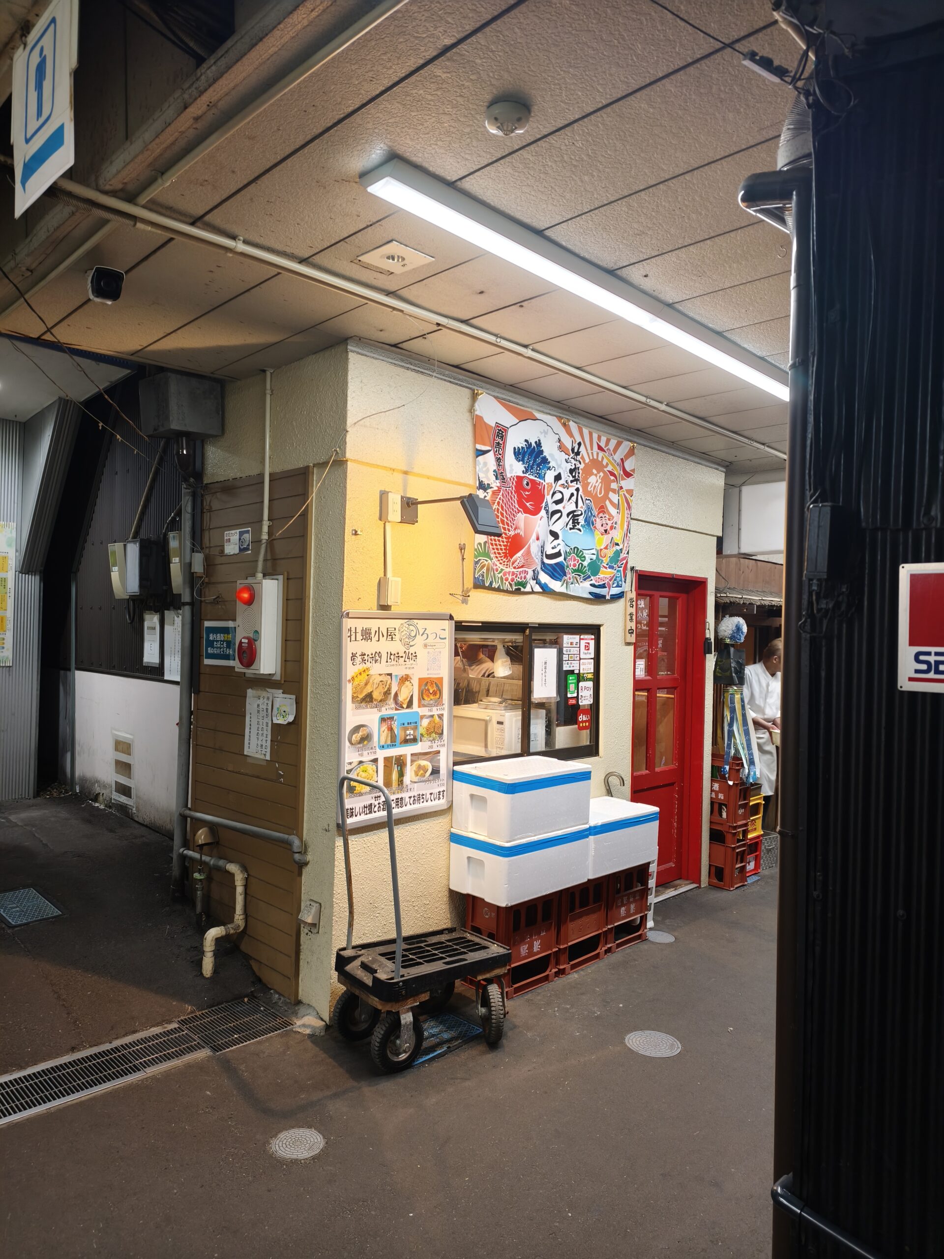 「牡蠣小屋 ろっこ」の外観。