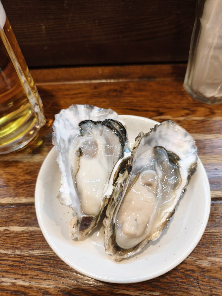 2つの生牡蠣。身がふっくらとしている。