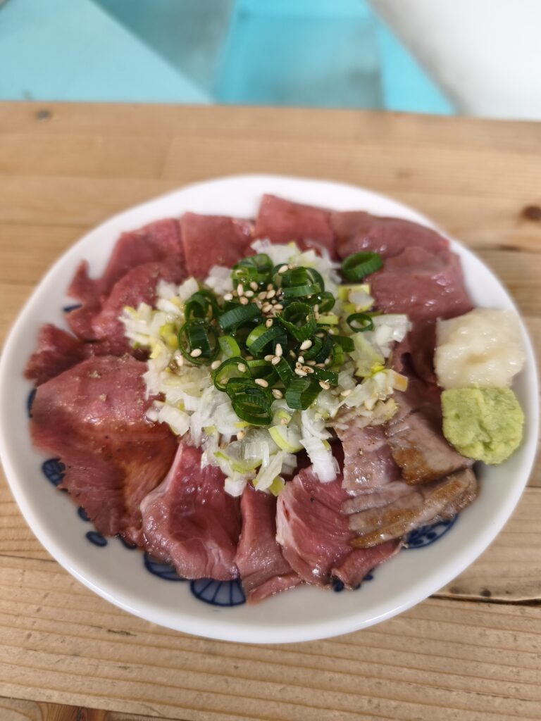 スタンドオオトモの新鮮でボリューム満点の肉刺し３種盛り