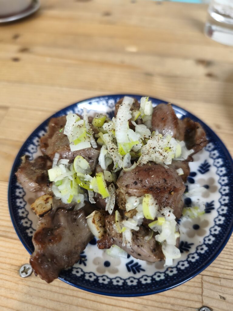 スタンドオオトモのたっぷりのネギが乗ったハラミねぎポン酢