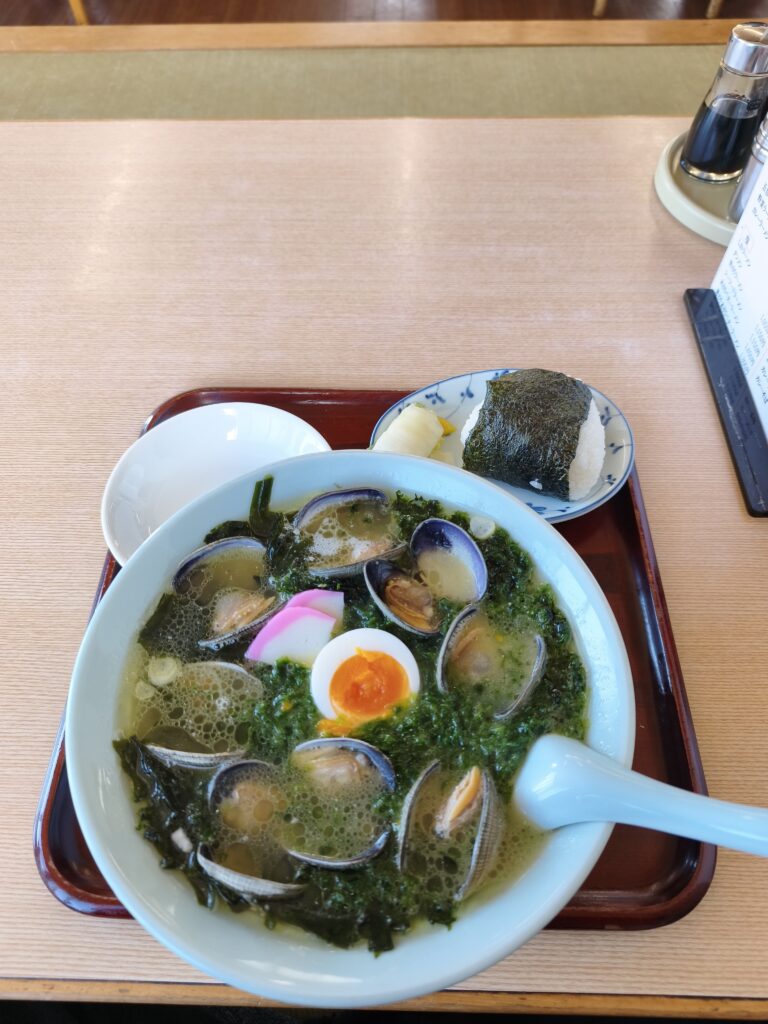 おいかわ食堂の青のりあさりバターラーメン大盛りとおにぎり