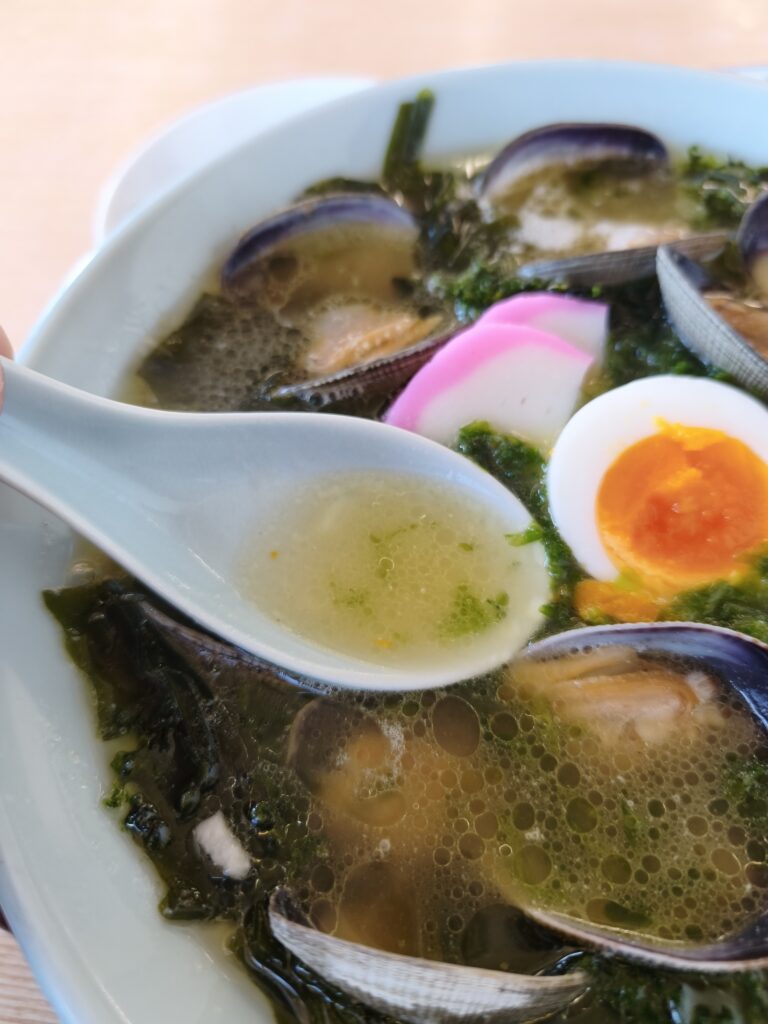 おいかわ食堂の青のりあさりバターラーメン大盛りのスープ
