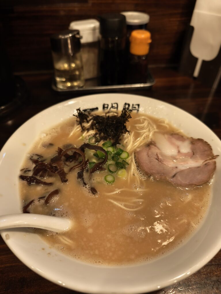 一閃閣のみそらーめん。濃厚な豚骨味噌スープにチャーシュー、ネギ、海苔がトッピングされている。