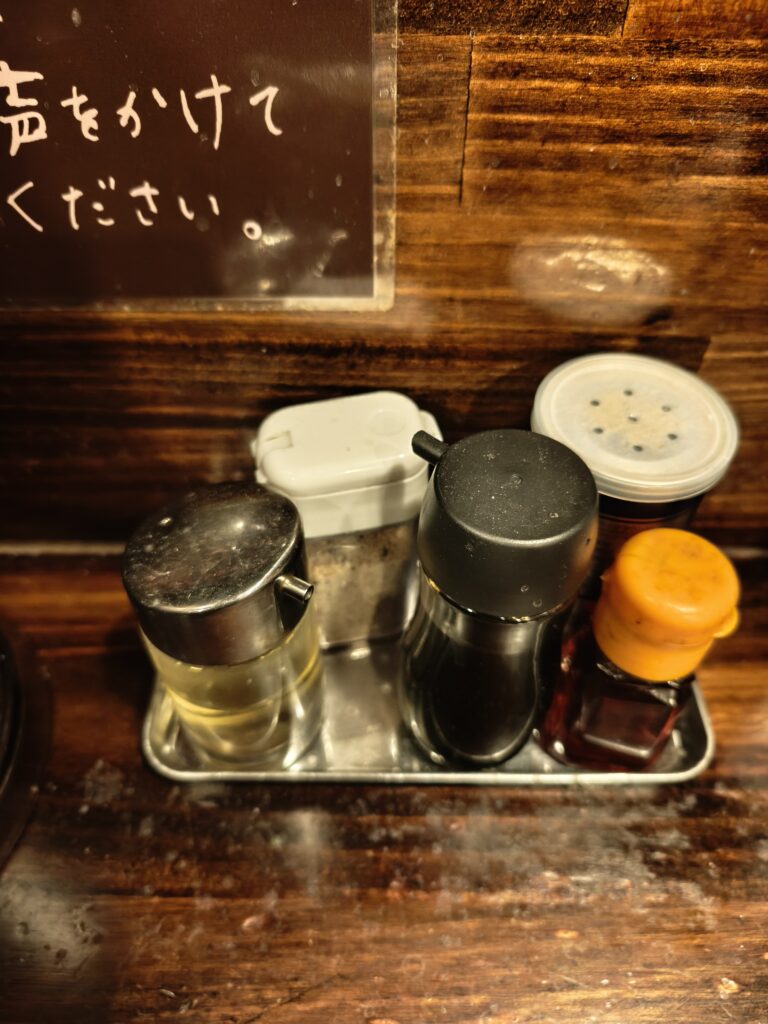 一閃閣のカウンターに置かれた卓上調味料