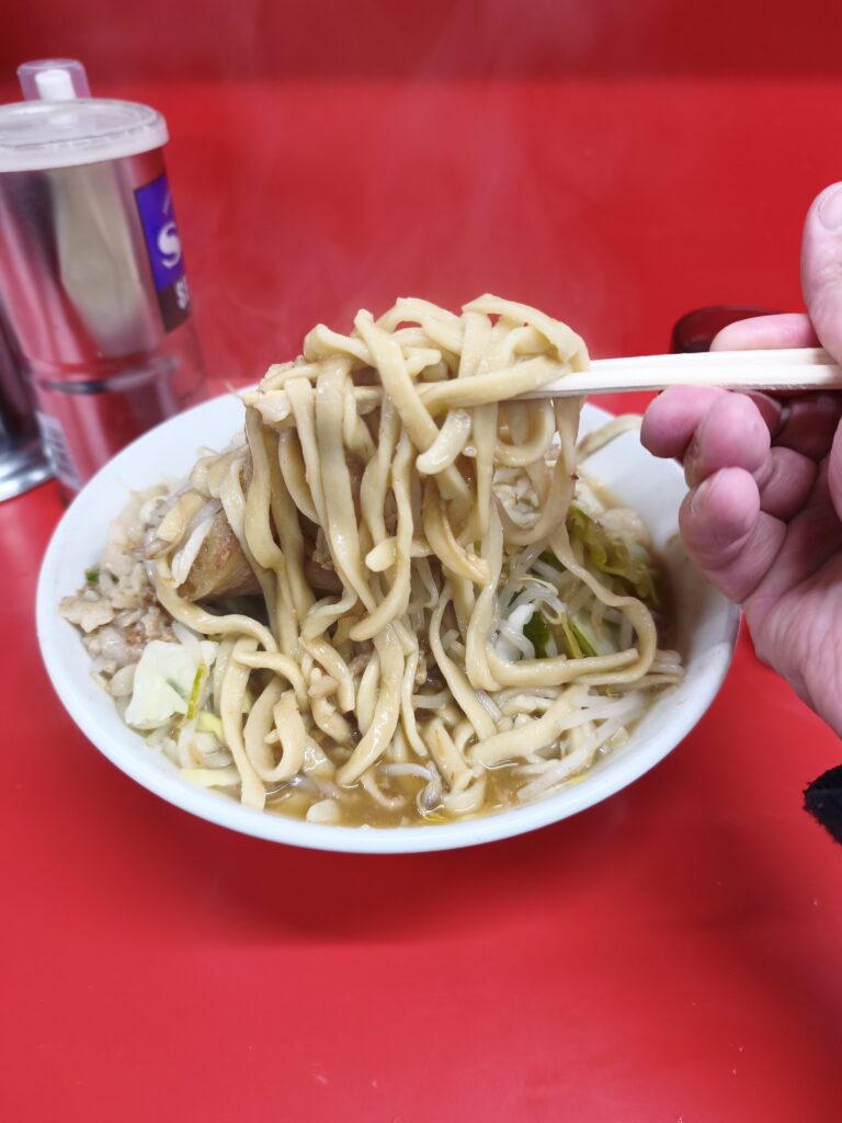 ラーメン二郎 仙台店2のデロ麺を箸で持ち上げる