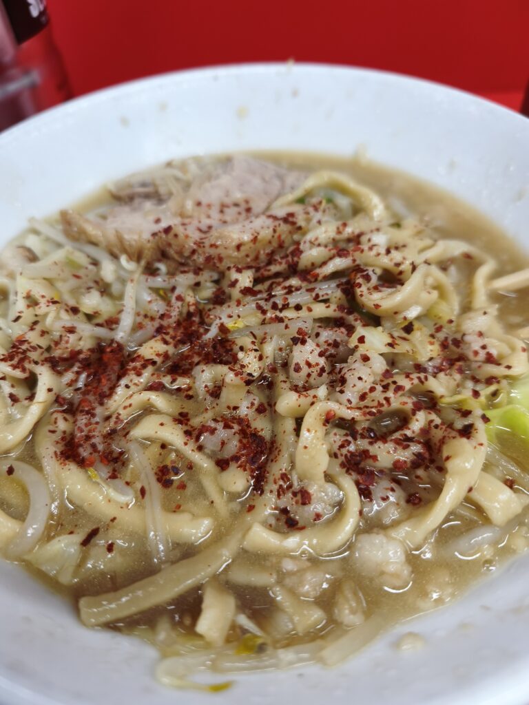ラーメン二郎 仙台店2の小ラーメンに一味をかけて味変