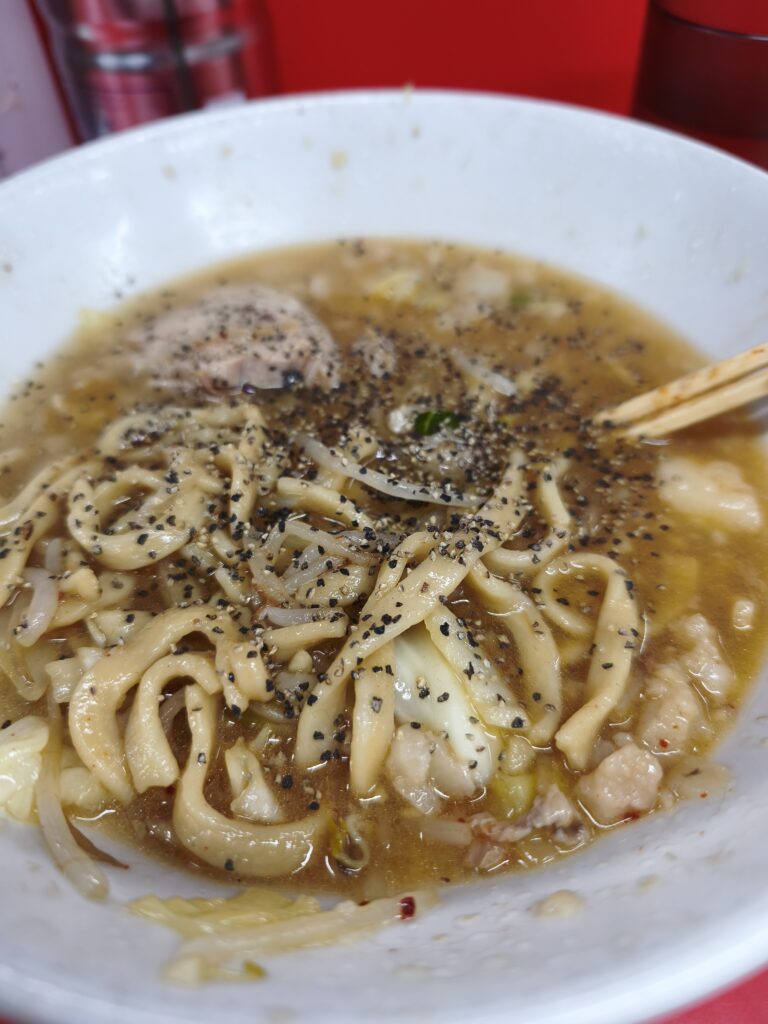 ラーメン二郎 仙台店2の小ラーメンにブラックペッパーをかけて味変