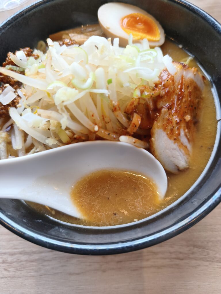 麺屋誉の辛味噌ラーメンのスープ
