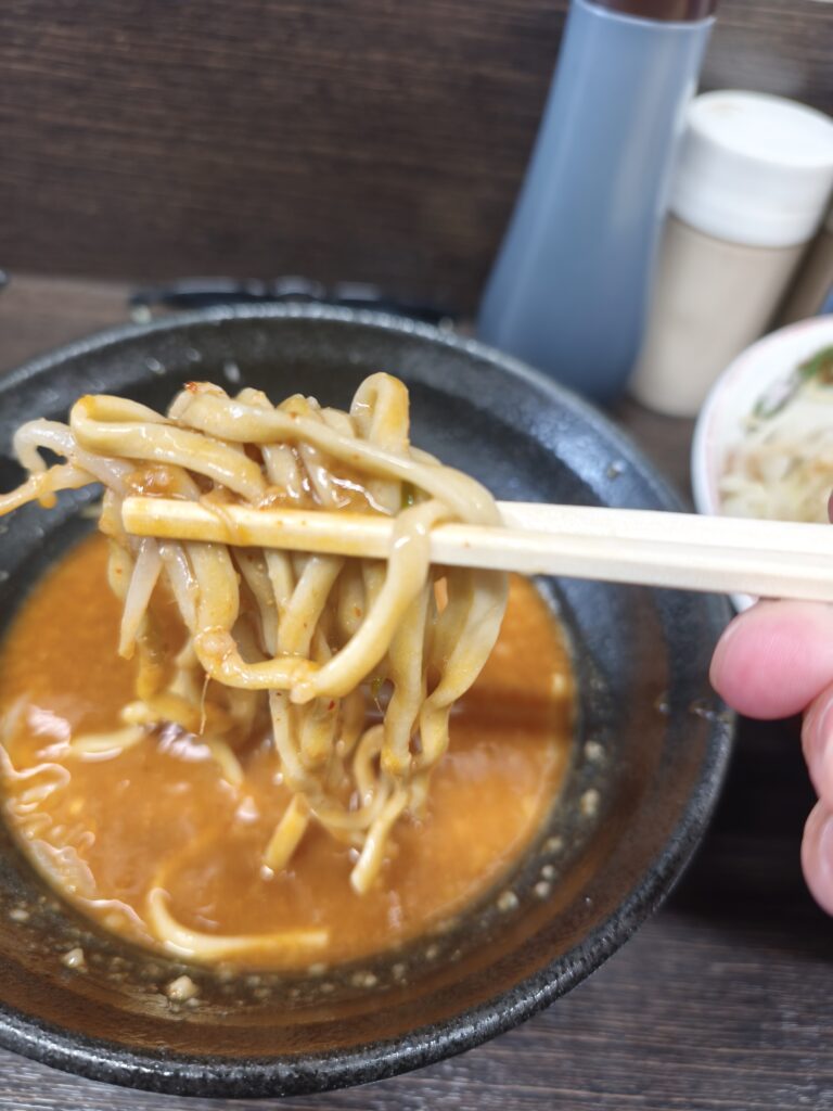 川越二郎の味噌つけ汁を絡めた極太麺